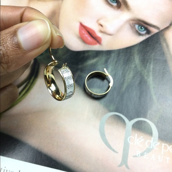 ZALES 14K YELLOW GOLD SMALL HOOP EARRINGS - Picture 7 of 7